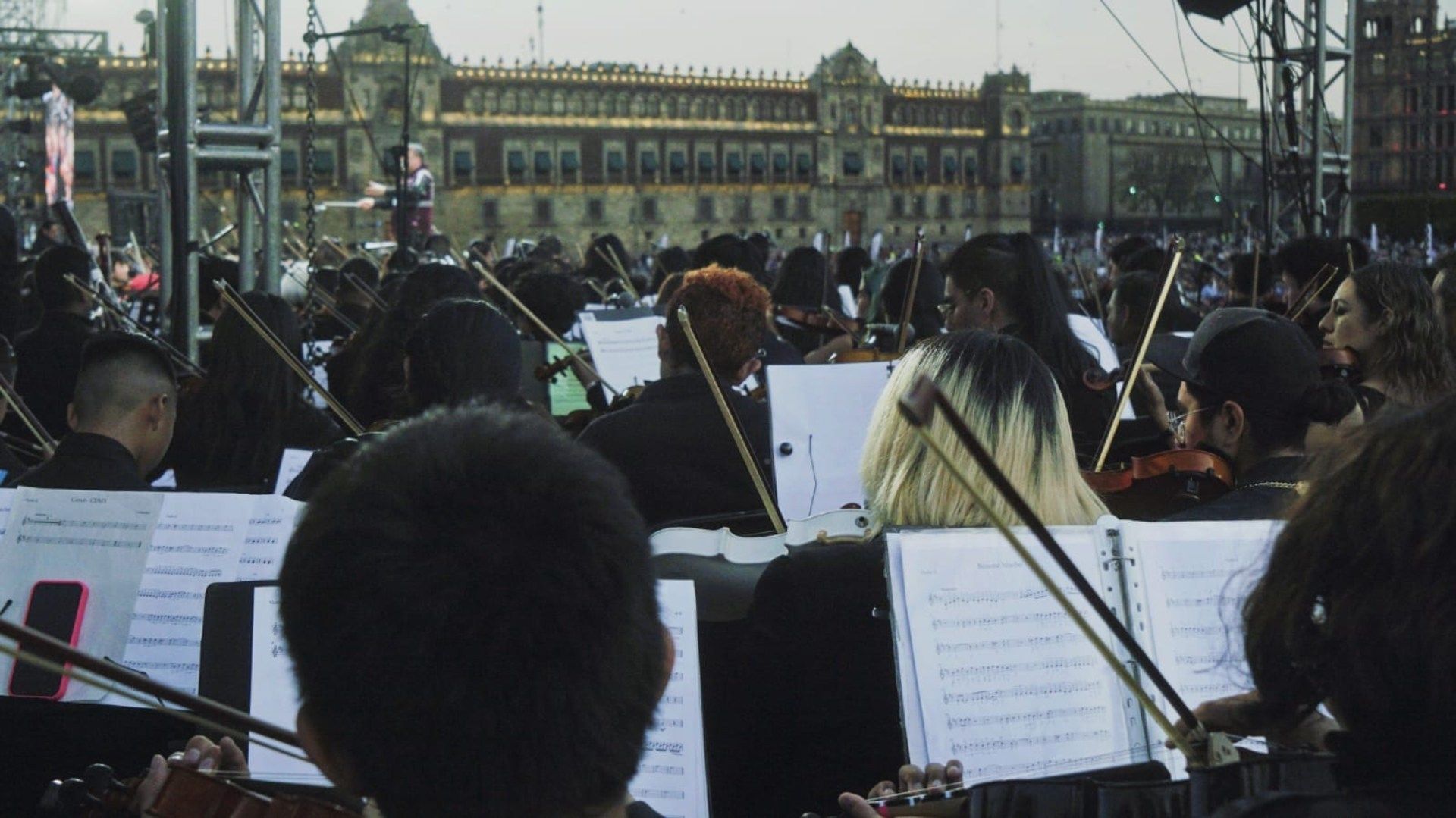 Varias reunidas tocando un instrumento.