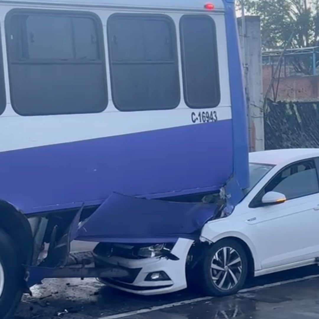 Accidente de Automóvil contra Microbús de la Ruta Morados en Bulevar Esteban de Antuñano en Puebla