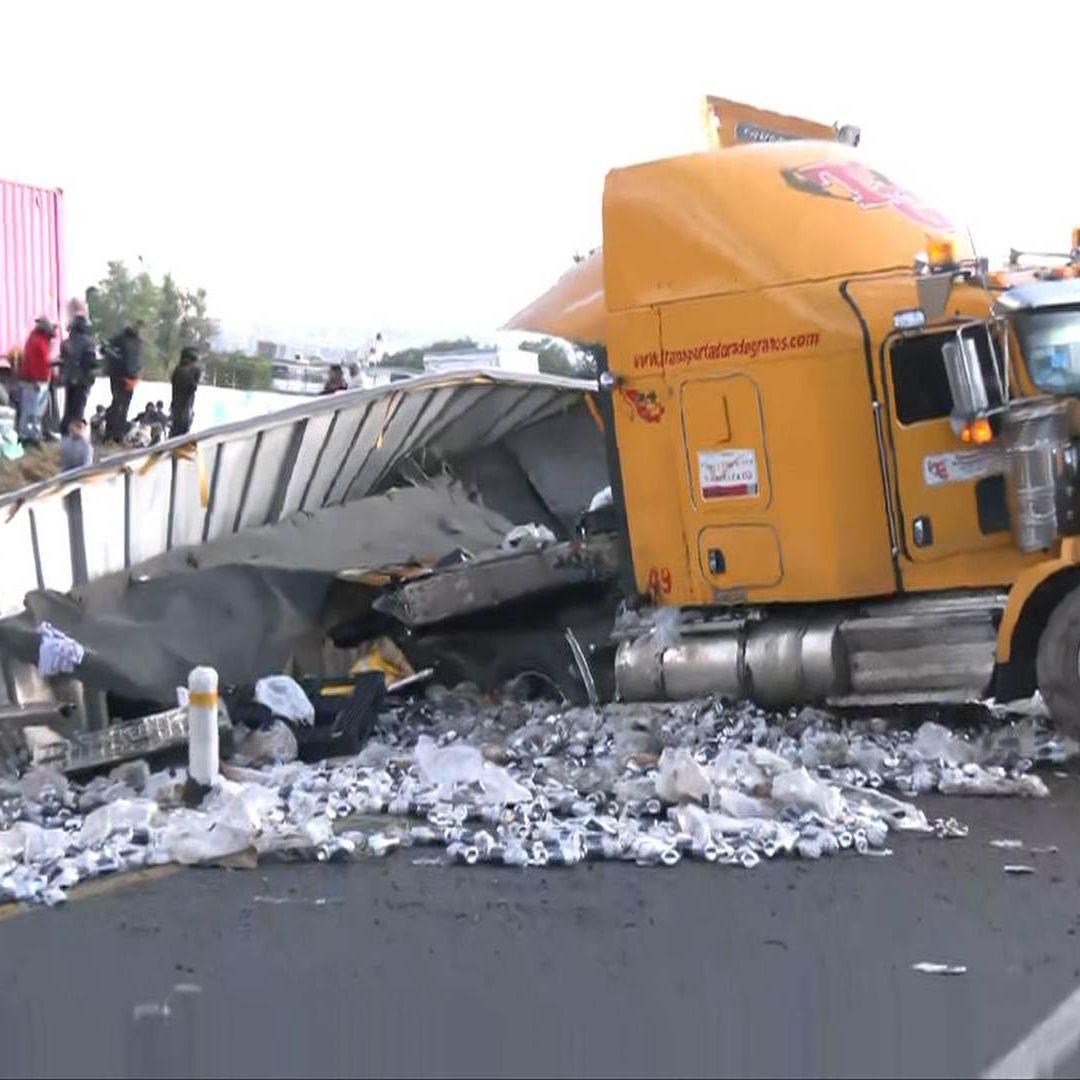 Tráiler volcado en la autopista México-Pirámides