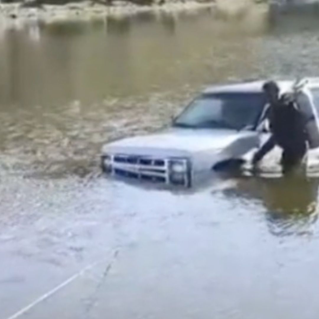 Cae y se Sumerge Camioneta con Dos Niños a Bordo en Presa Los Arquitos de Aguascalientes