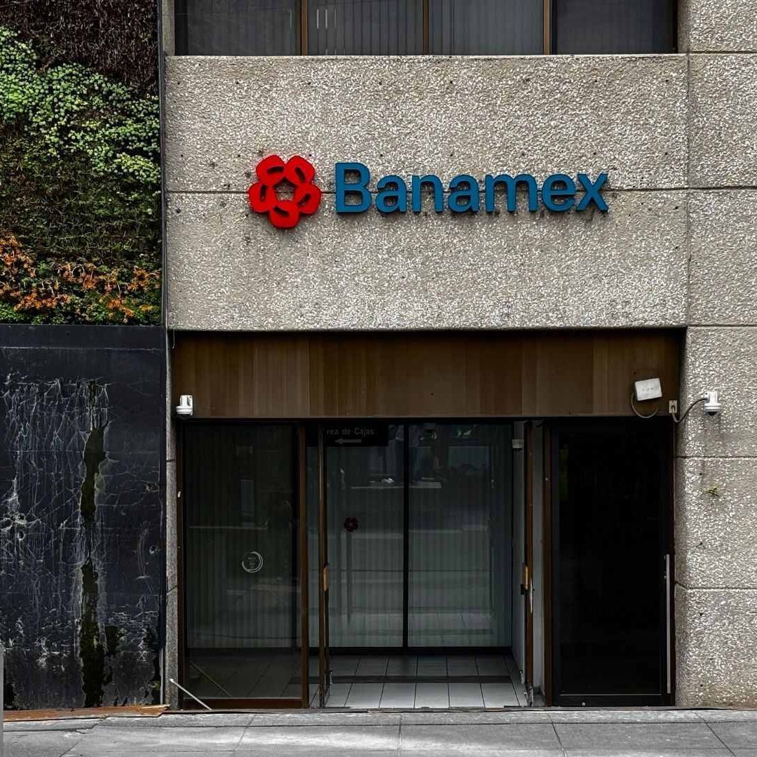 Una imagen de un edificio con letras azules que dicen "Banamex".