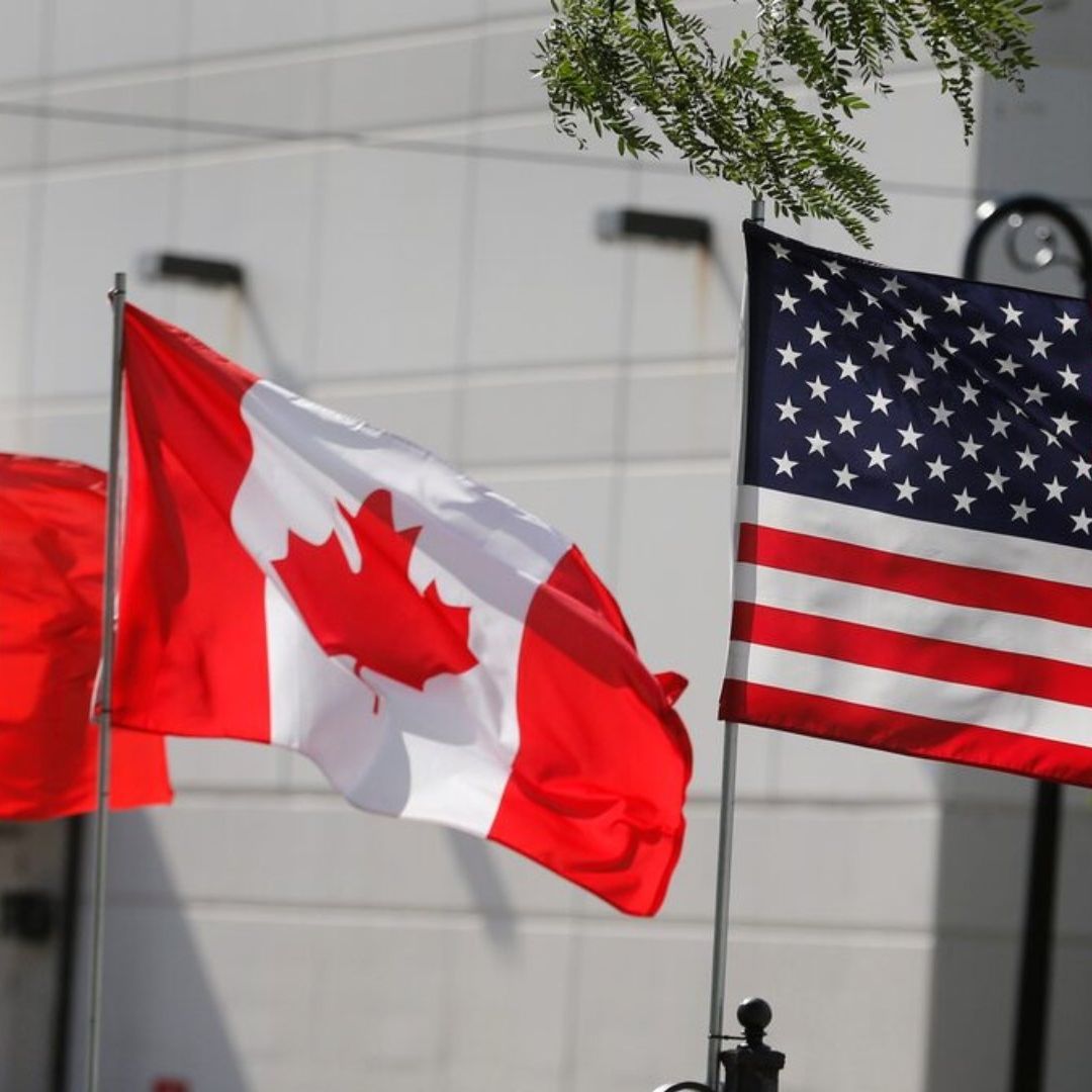 Las banderas de Estados Unidos, Canadá y México ondean una al lado de la otra