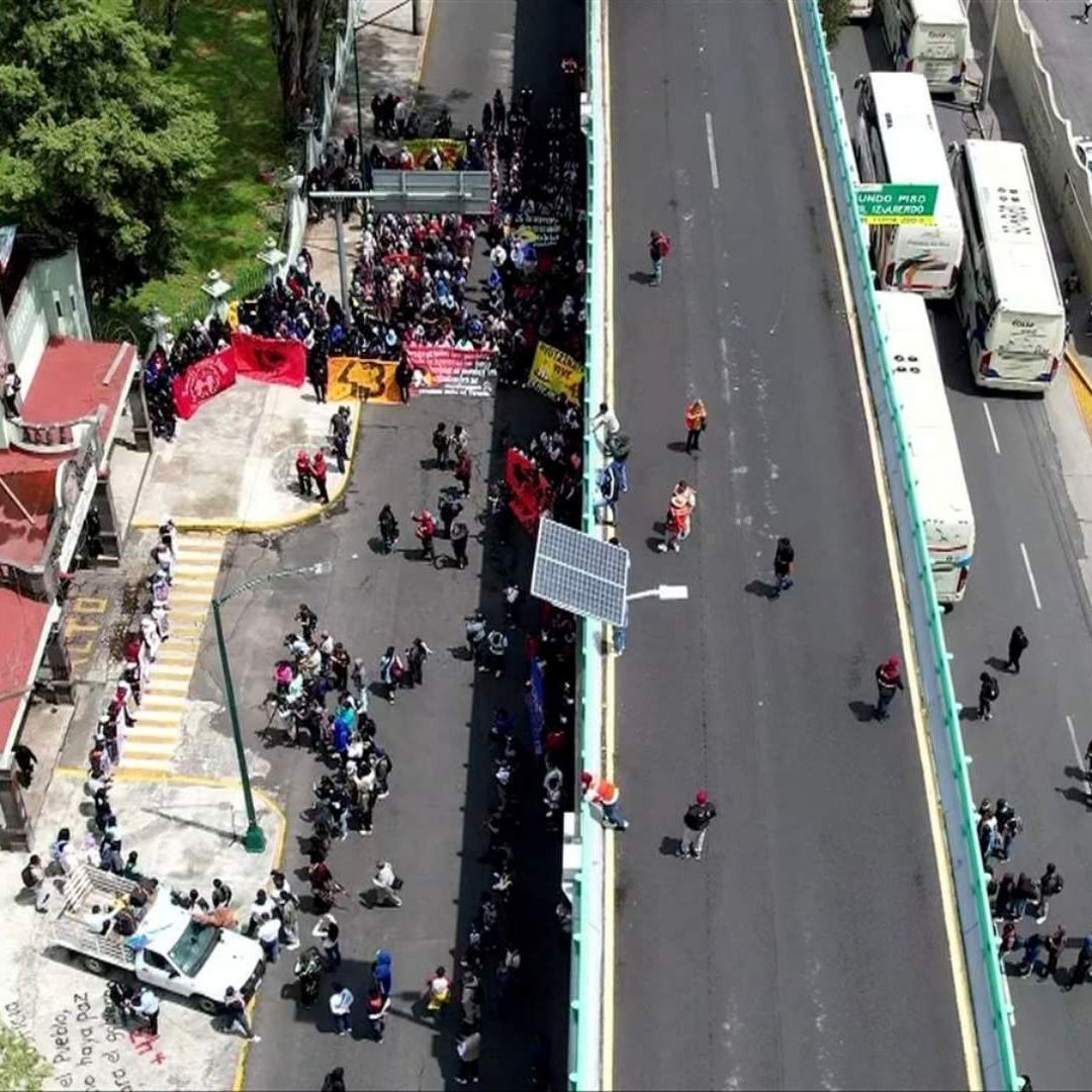 Protesta por caso Ayotzinapa en Campo Militar 1 en CDMX. Foto: N+