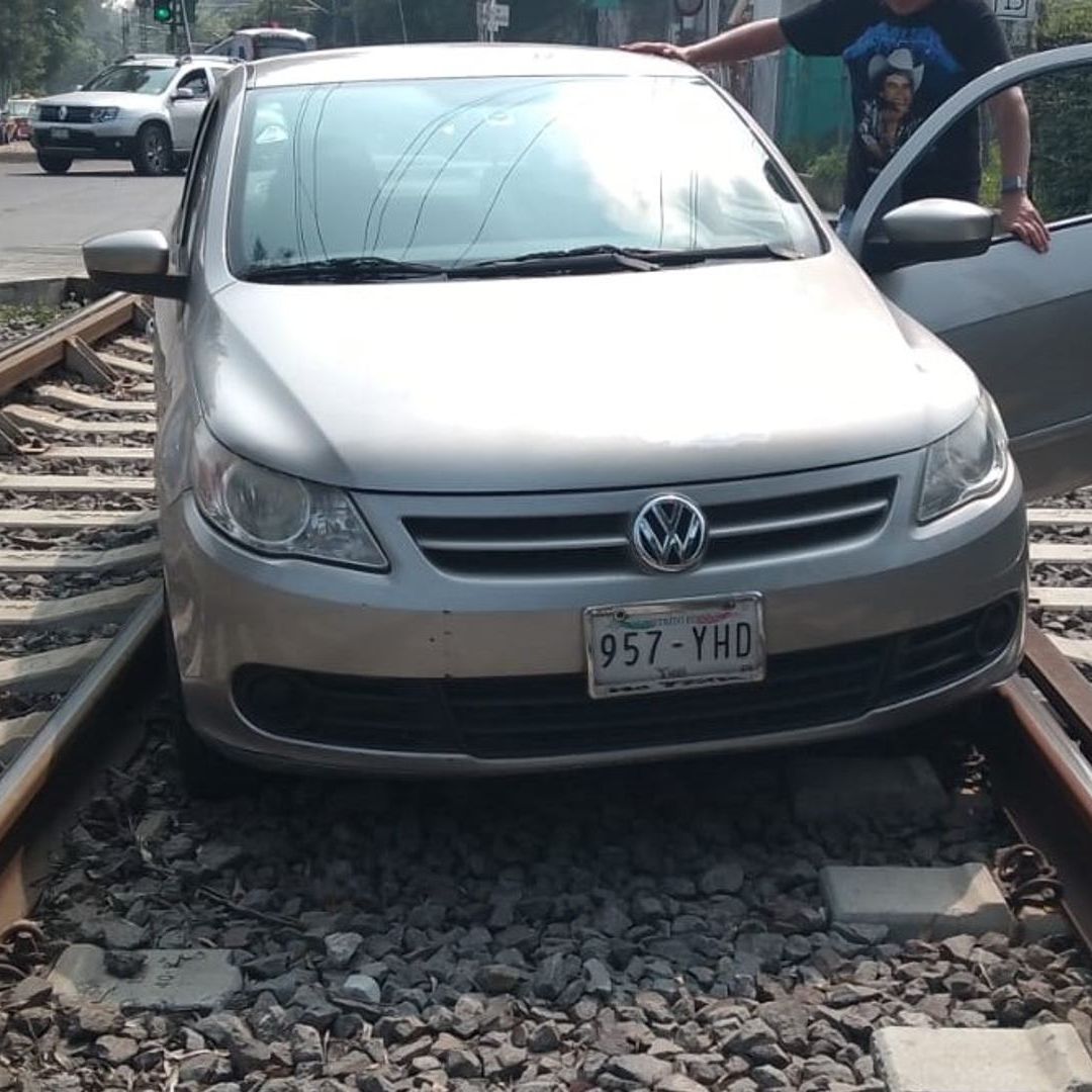 Así quedó el carro que invadió las vías del Tren Ligero de CDMX