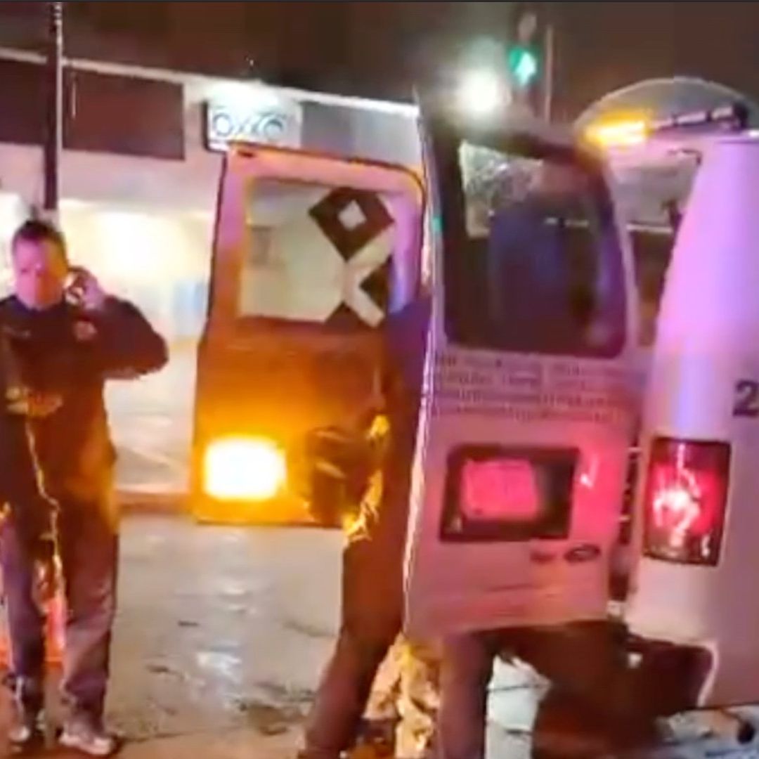 una camioneta de color vino presuntamente hizo caso omiso de la luz roja del semáforo, cuando en ese momento iba cruzar un sujeto el cual fue atropellado.
