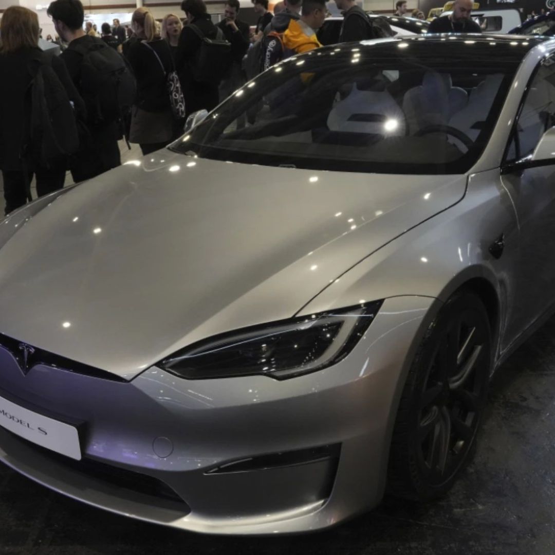 Tesla choca en Francia, se incendia y mueren 4 personas