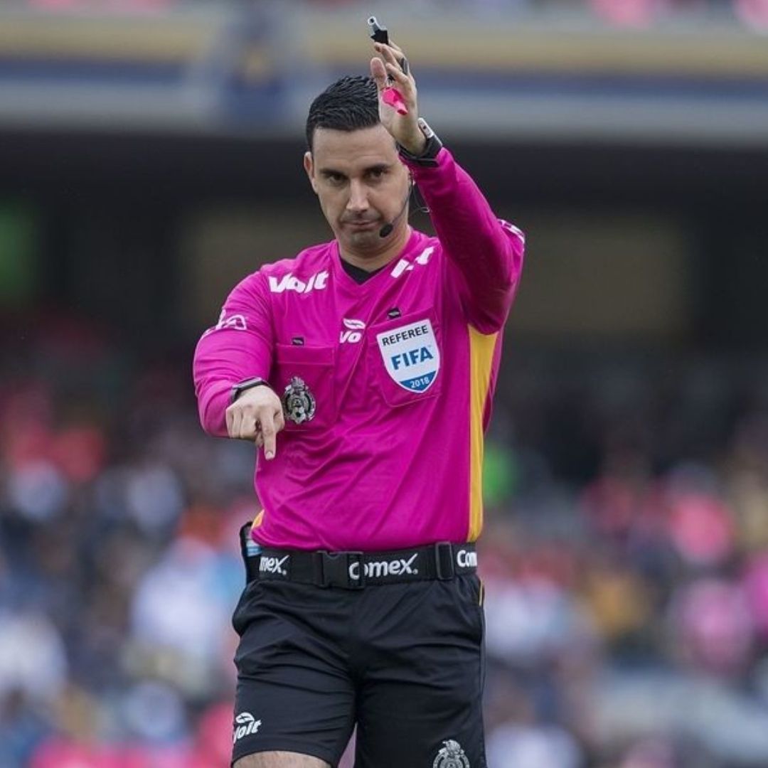 César Arturo Ramos ya ha pitado varios clásicos América vs Pumas y no le tiembla la mano para sacar las tarjetas.