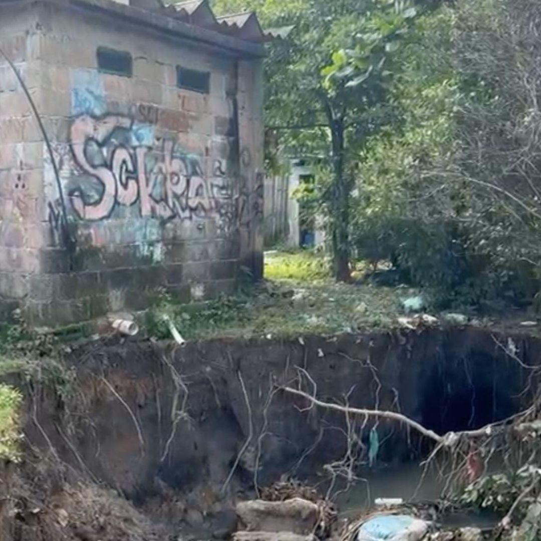 Canal de aguas negras crea hundimiento en Minatitlán