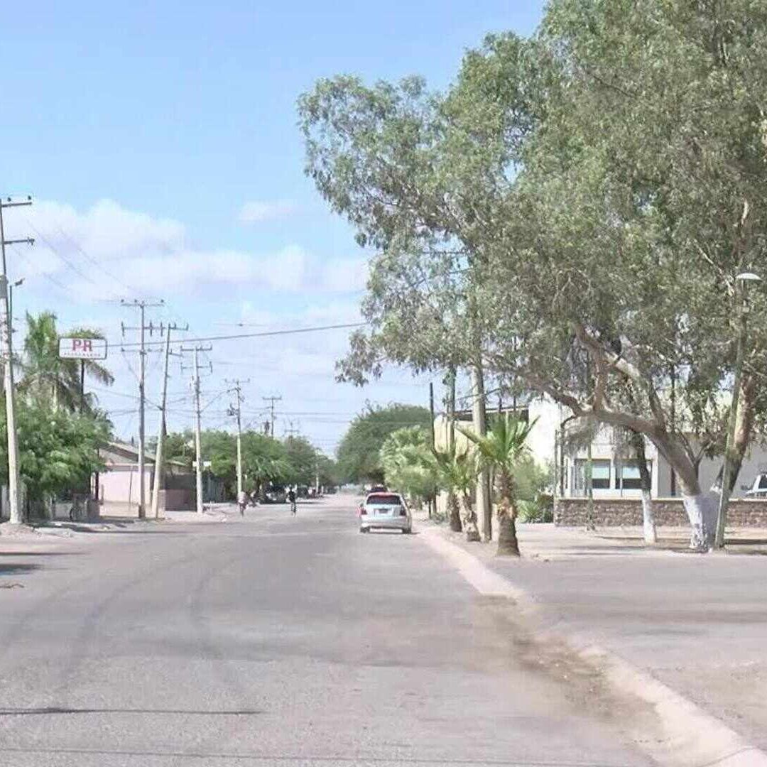 Hombre Entra a Casa de Joven Mujer y le Enseña Partes Íntimas