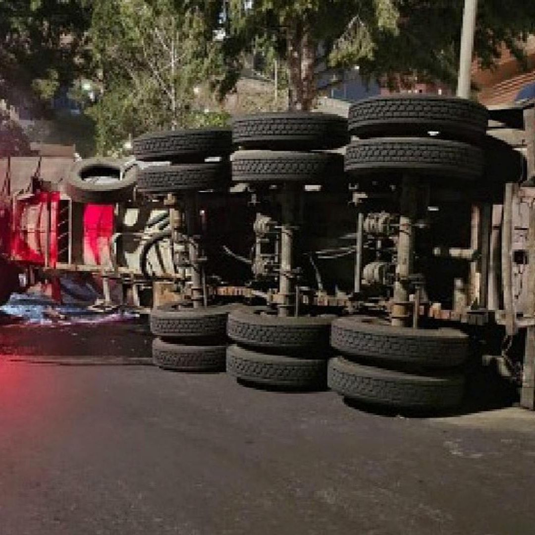 Vuelca Pipa con Agua Tratada en Álvaro Obregón, CDMX