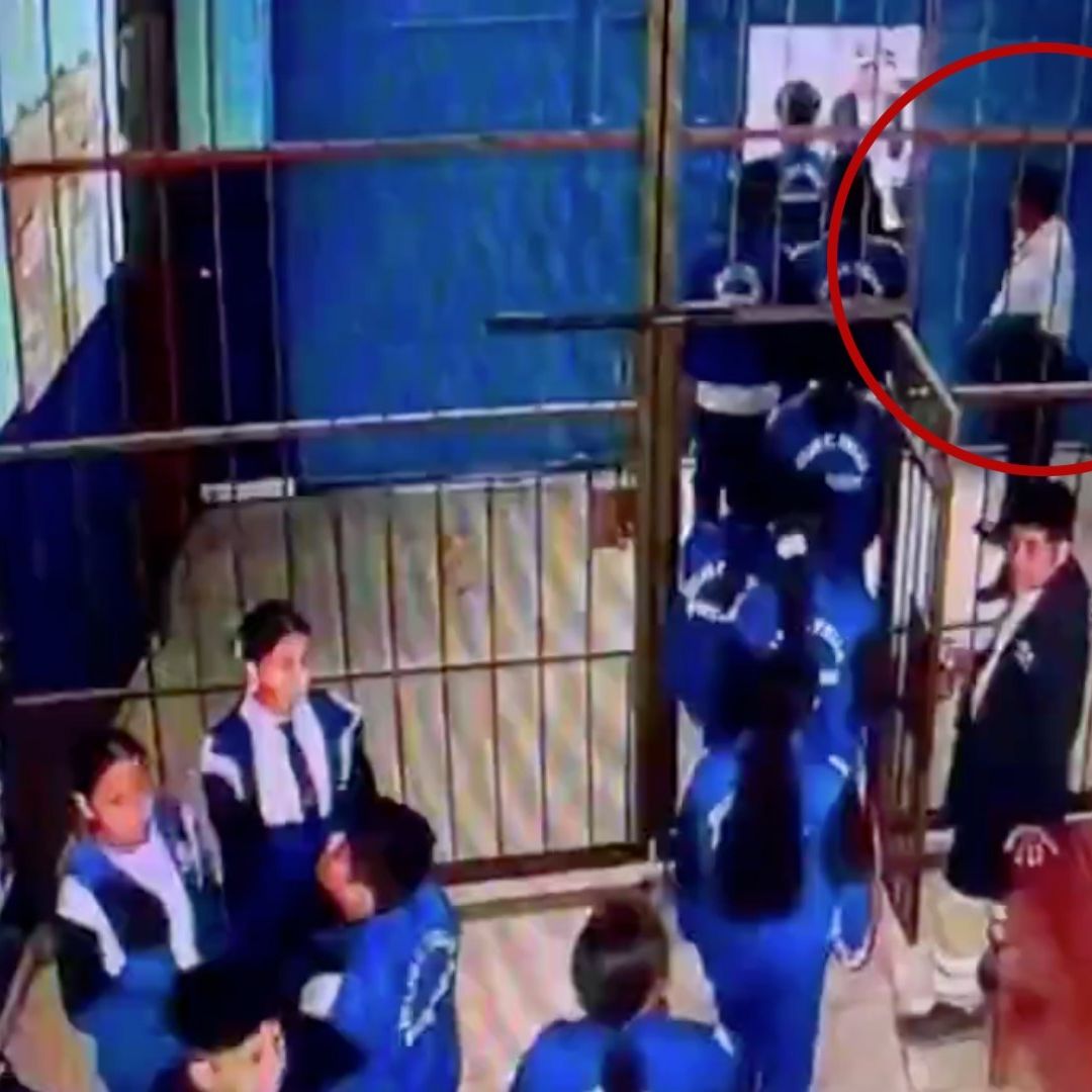 El profesor estaba en la puerta dándoles la bienvenida cuando el hombre entró con una pistola.