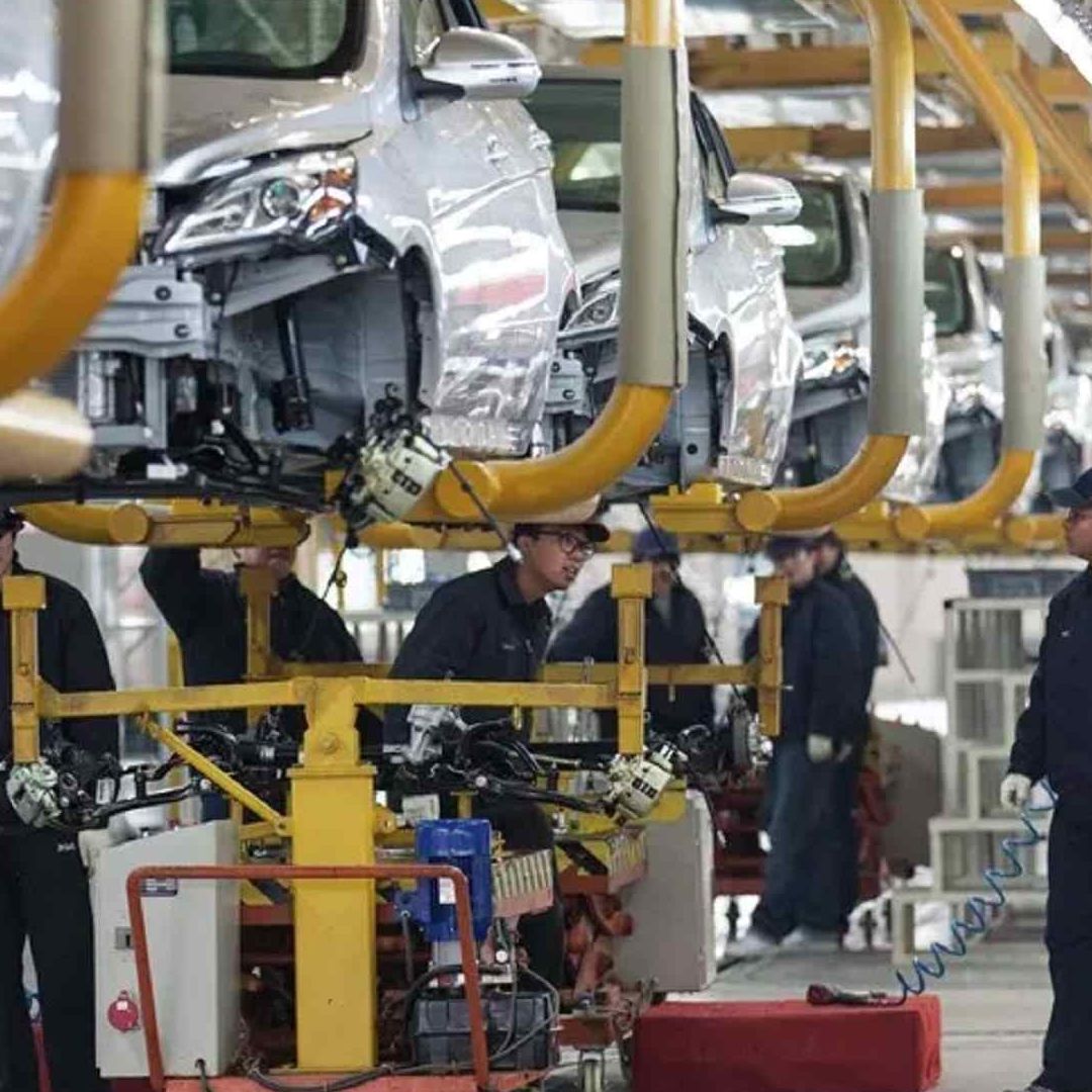 Cadena de montaje de vehículos eléctricos en Pekín