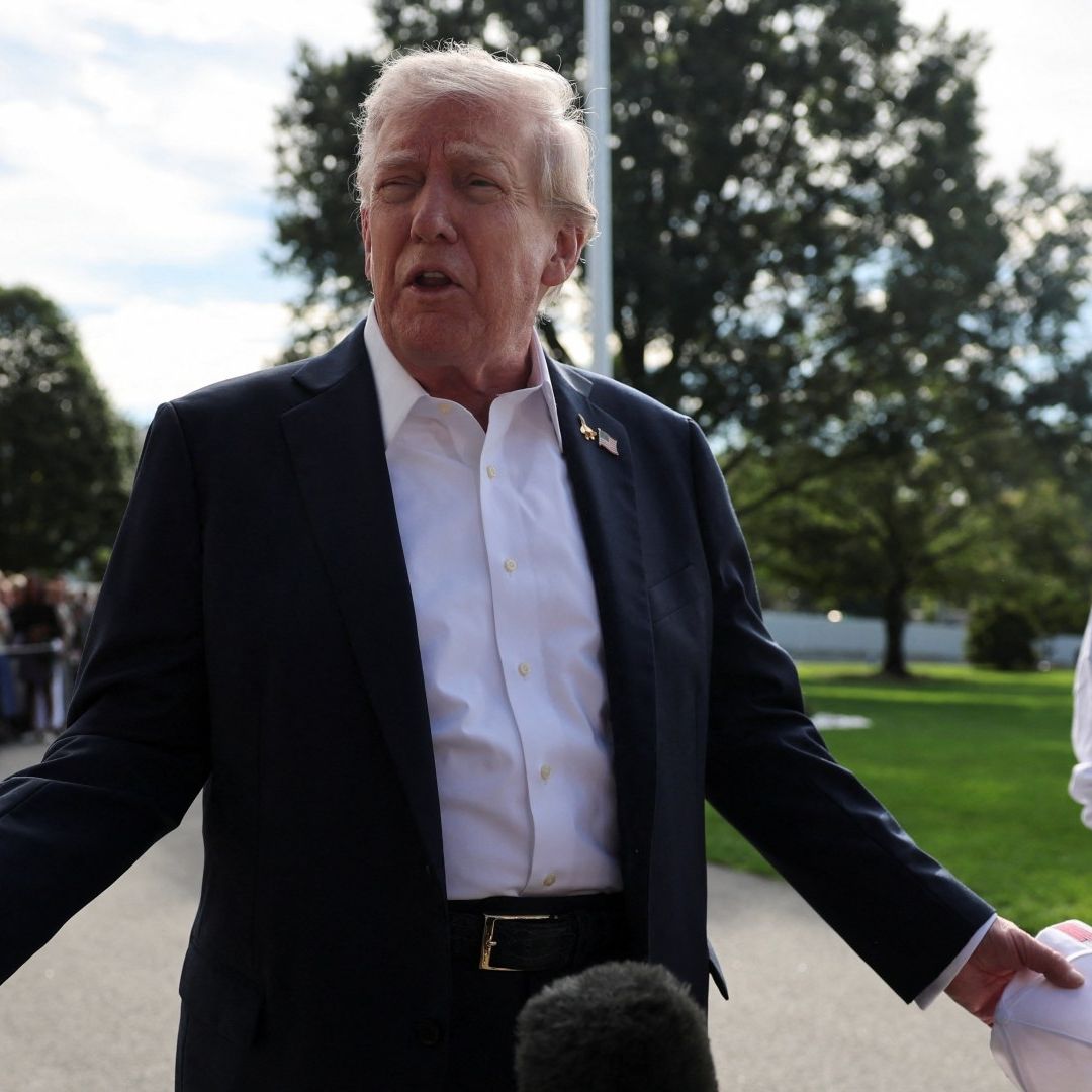 Donald Trump habla con la prensa antes de viajar a Nueva York, a un torneo de golf