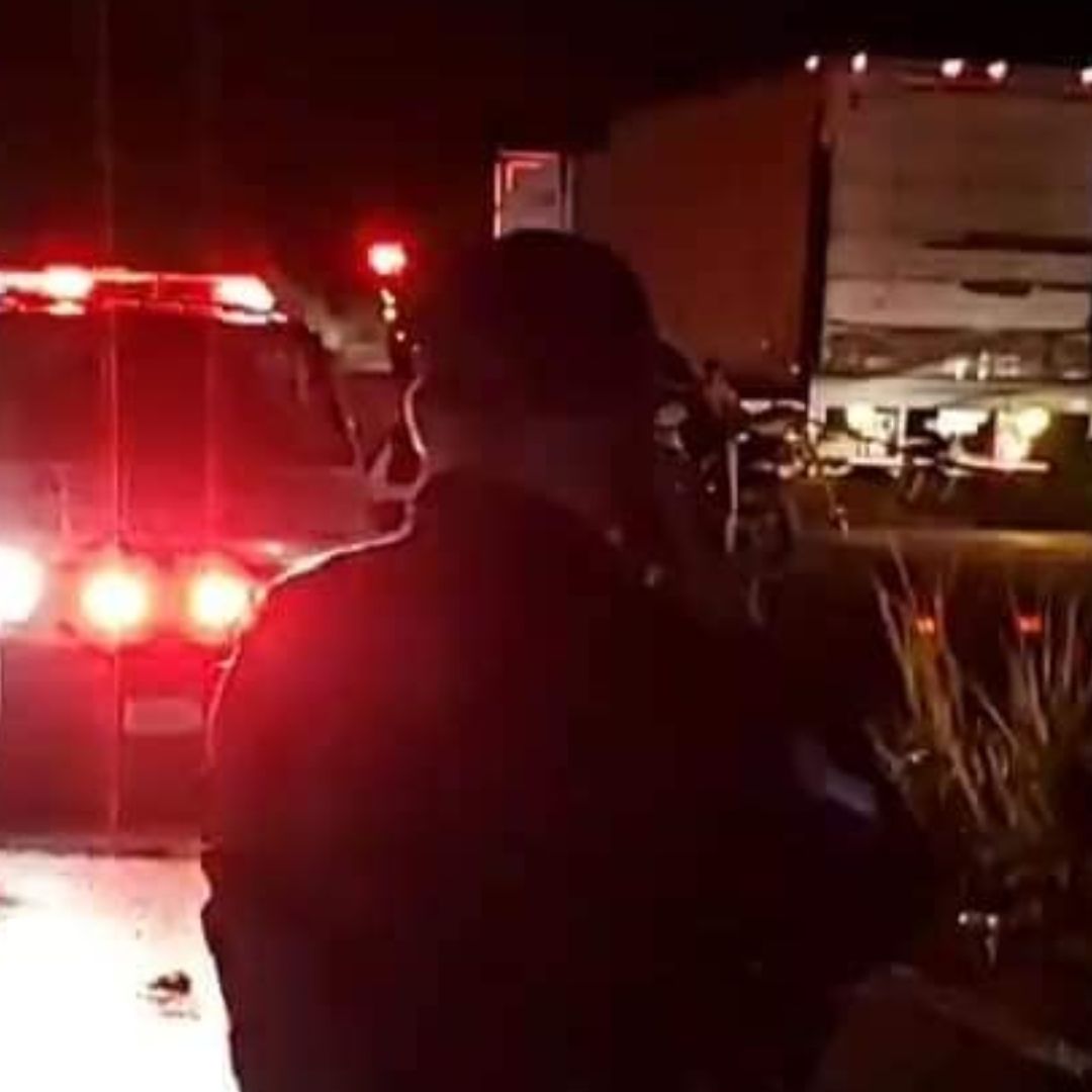 Mujer Motociclista Esquiva Bache, Cae y Muere Arrollada por Camión