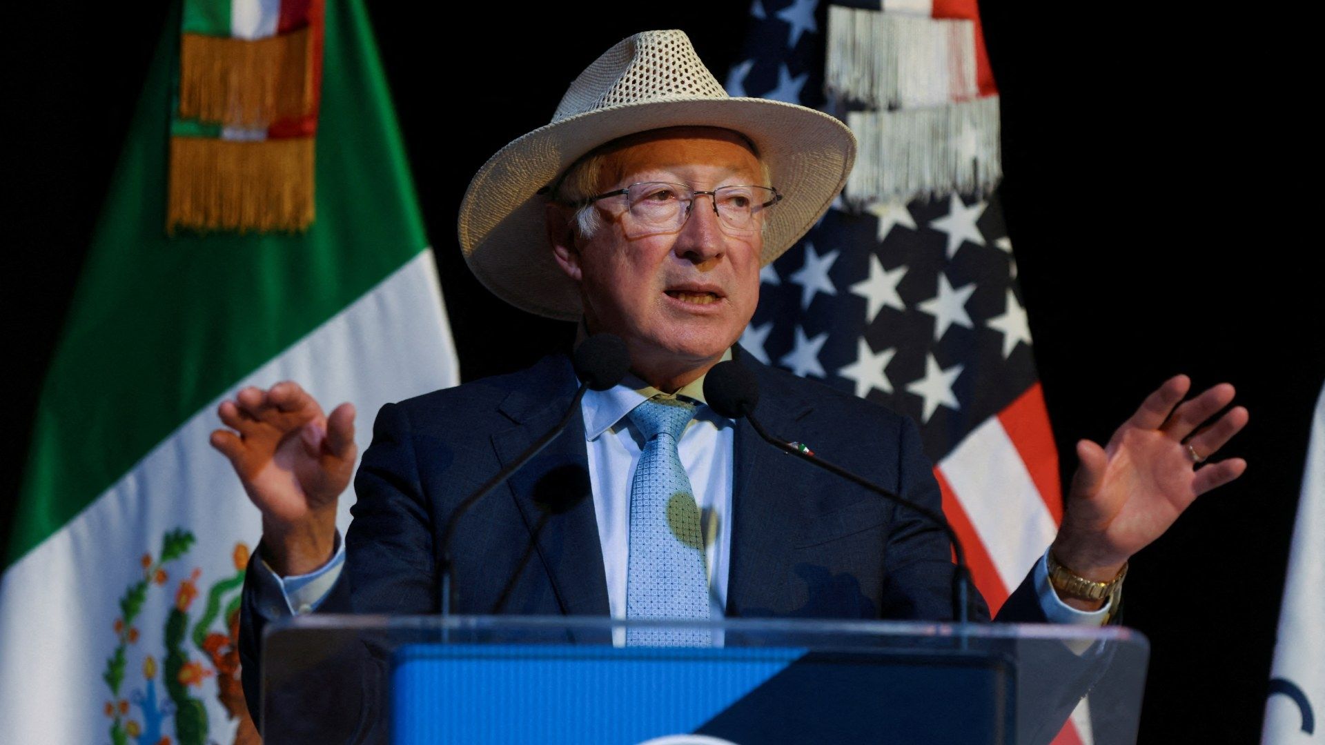 Ken Salazar durante la Tercera Convención Binacional de la Sociedad Americana de México