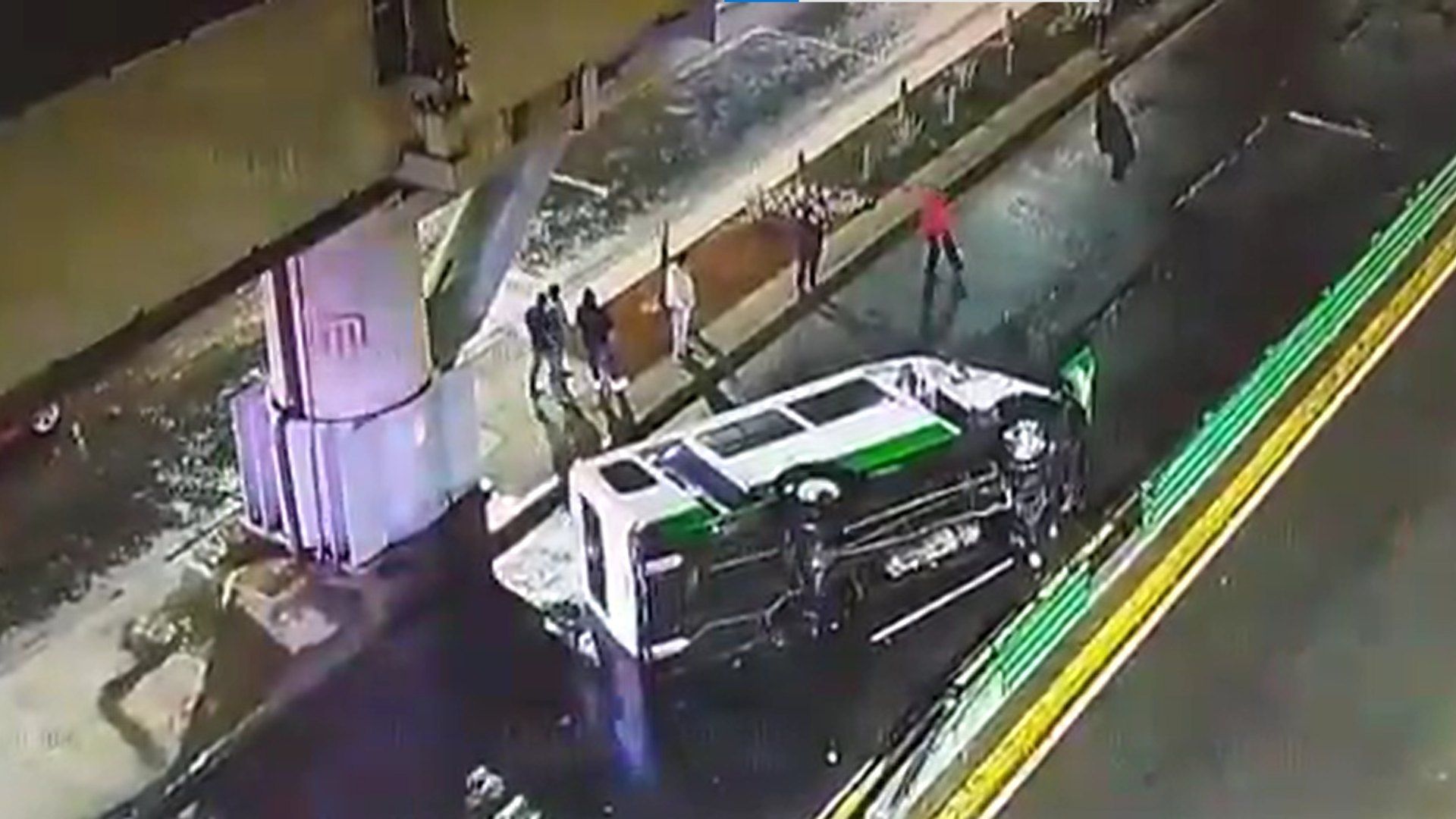 Vuelca Camión en Avenida Tláhuac por Pavimento Mojado