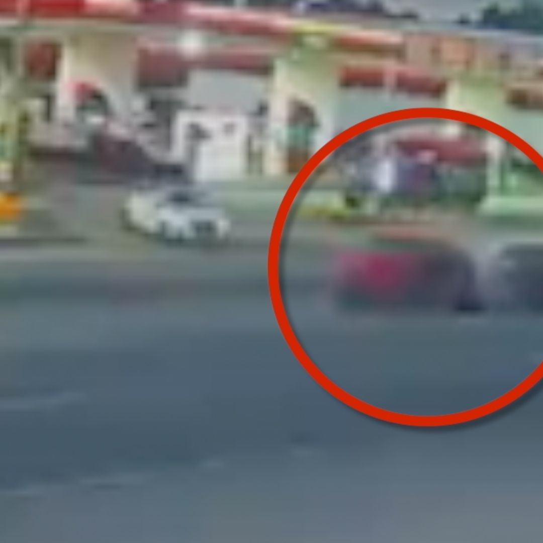 Conductor provoca fuerte choque y muere al salir de una gasolinera en Puebla.