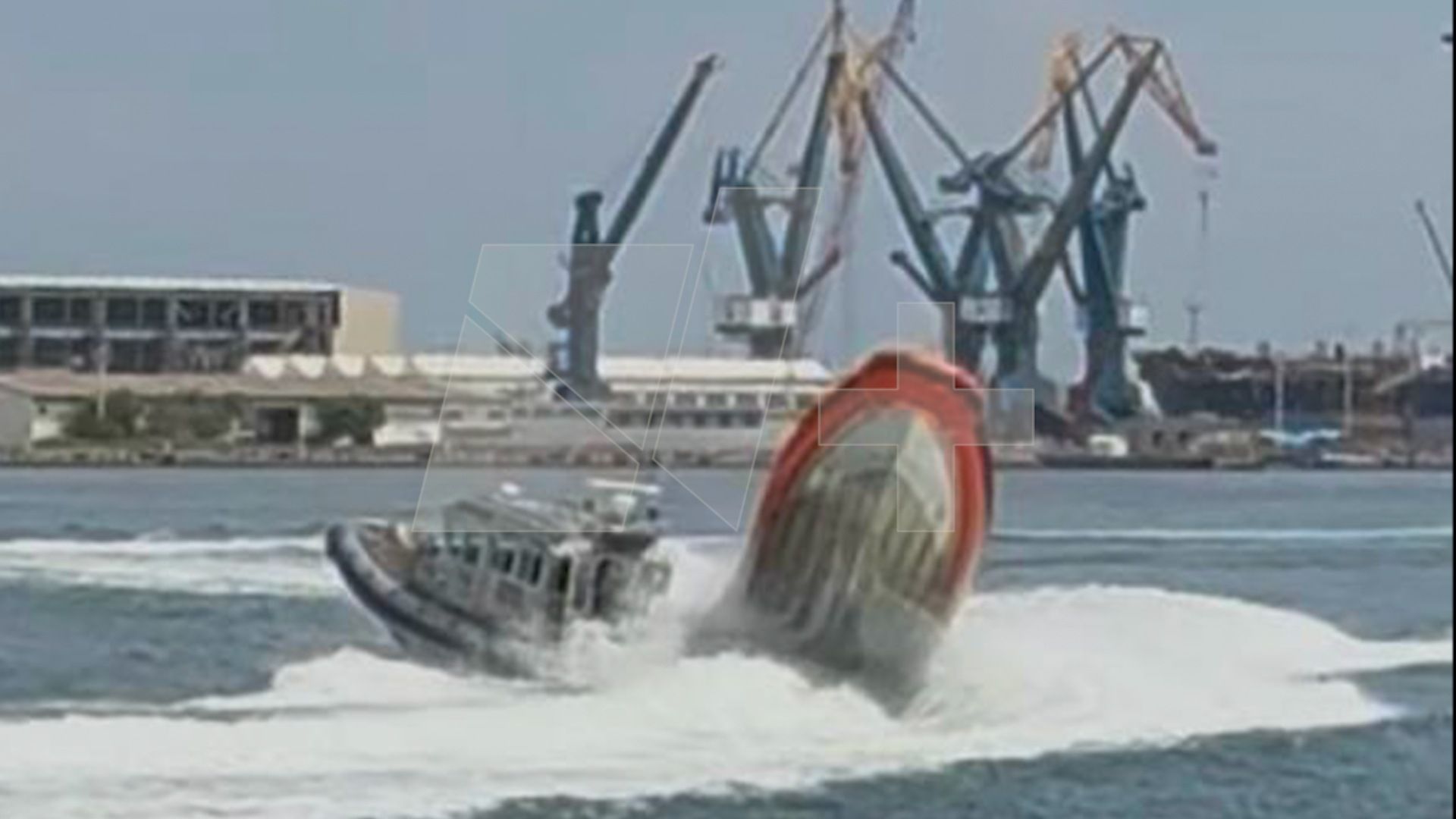 Durante los ensayos del Día de la armada se accidentan dos embarcaciones.