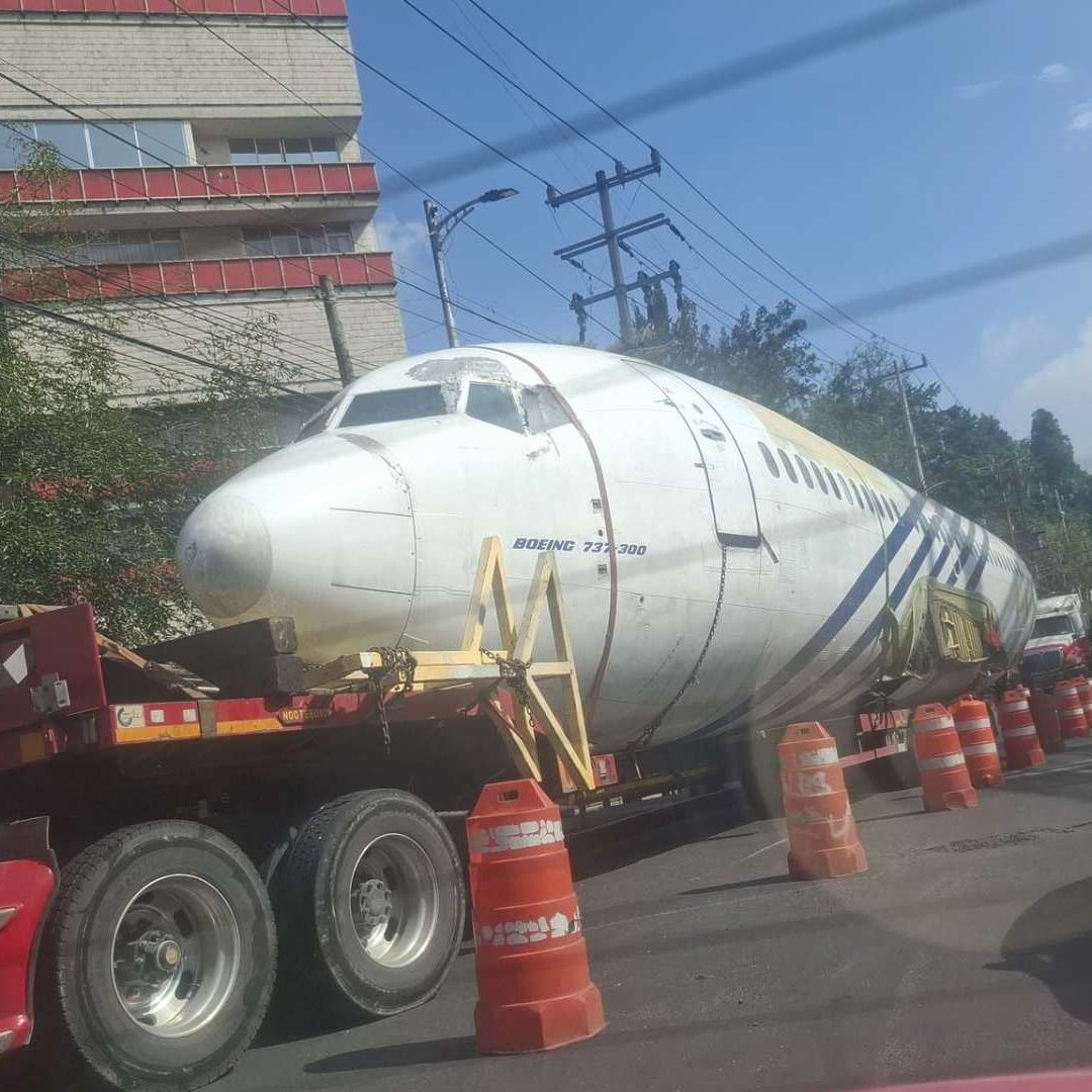 Avion en Periferico. Foto: @Fanvg28