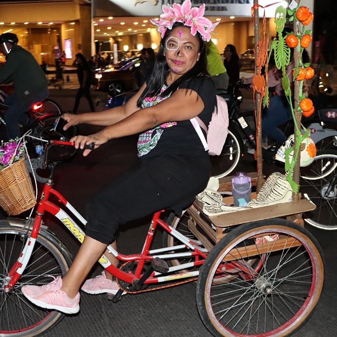 Paseo Nocturno en Bici por Día de Muertos 2024: Concurso de Disfraces, Música y Baile en CDMX