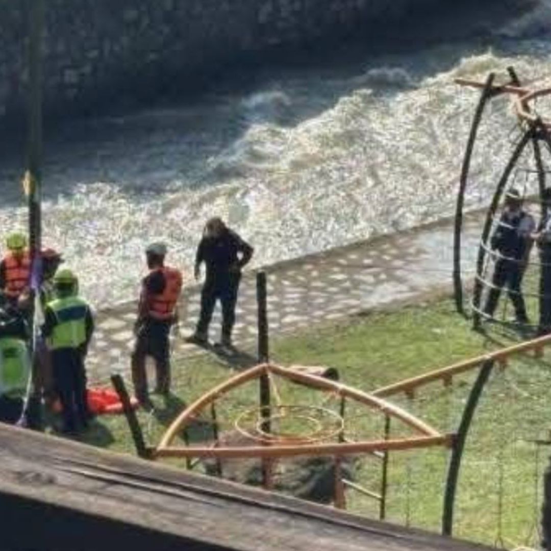 Una llamada al número de emergencias 911 alertó a las autoridades sobre la presencia de un cuerpo flotando en el afluente del río Orizaba.