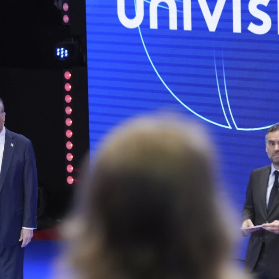 El republicano Donald Trump y el periodista Enrique Acevedo en el foro abierto ‘Los Latinos Preguntan'. Foto: AP