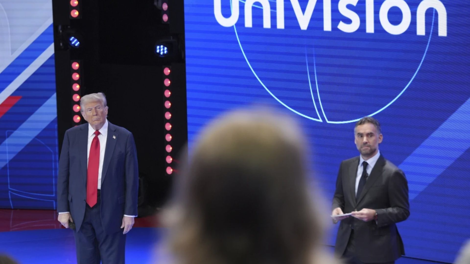 El republicano Donald Trump y el periodista Enrique Acevedo en el foro abierto ‘Los Latinos Preguntan'. Foto: AP