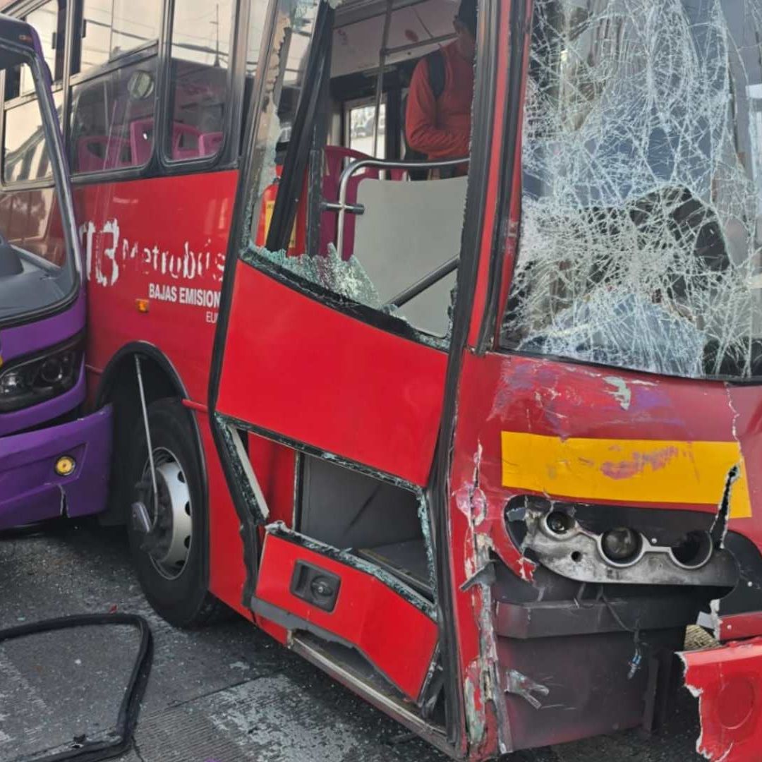 Choca Metrobús en Iztalapa. Foto: Bomberos CDMX
