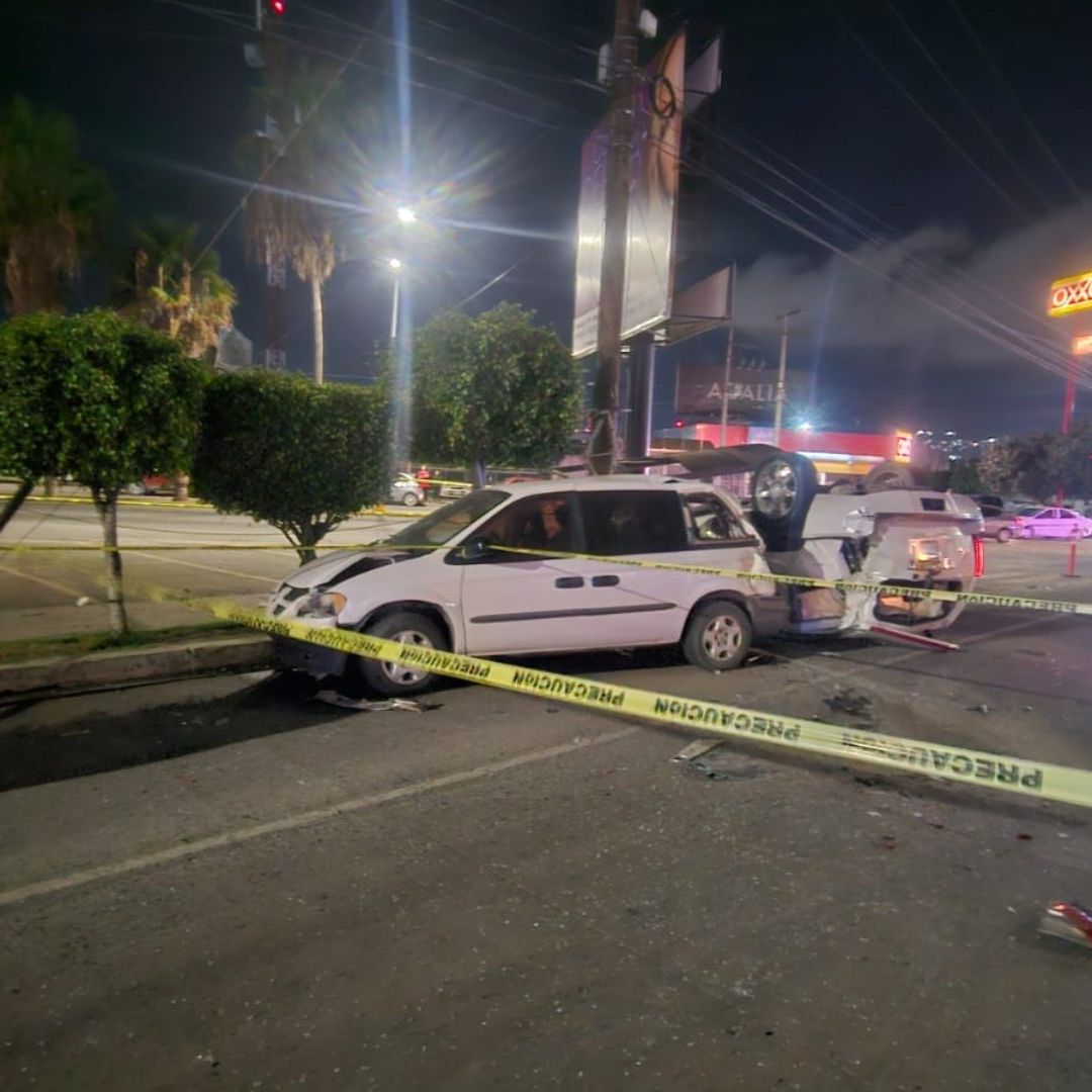 Choque con Volcadura en Ensenada Deja una Mujer Sin Vida y Cuatro Heridos