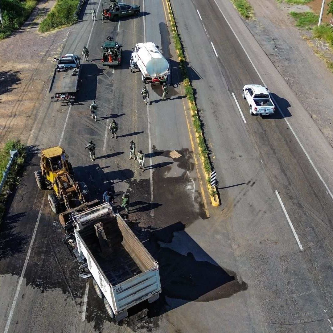 Vista aérea de bloqueos y balazos en la autopista México 15, a la salida sur de Culiacán, Sinaloa