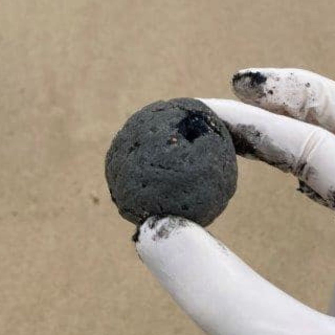 Las extrañas bolas negras fueron descubiertas en dos playas en Australia y esta es la explicación detrás de su aparición