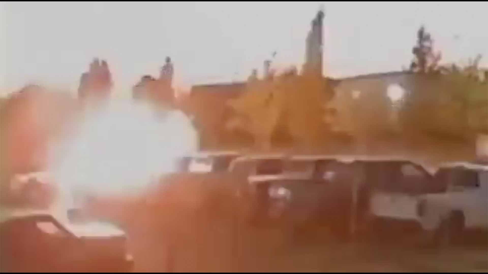 Sujetos Lanzan Mochila Explosiva a Lote de Autos en Durango