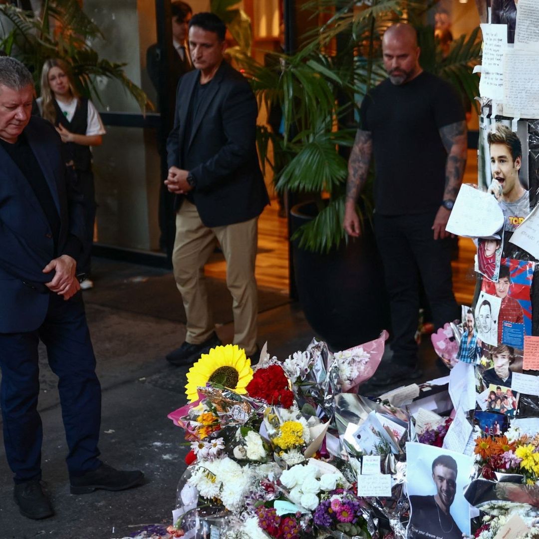 El padre de Liam se detuvo a leer algunos mensajes que fans dejaron a su hijo. Aquí el conmovedor momento
