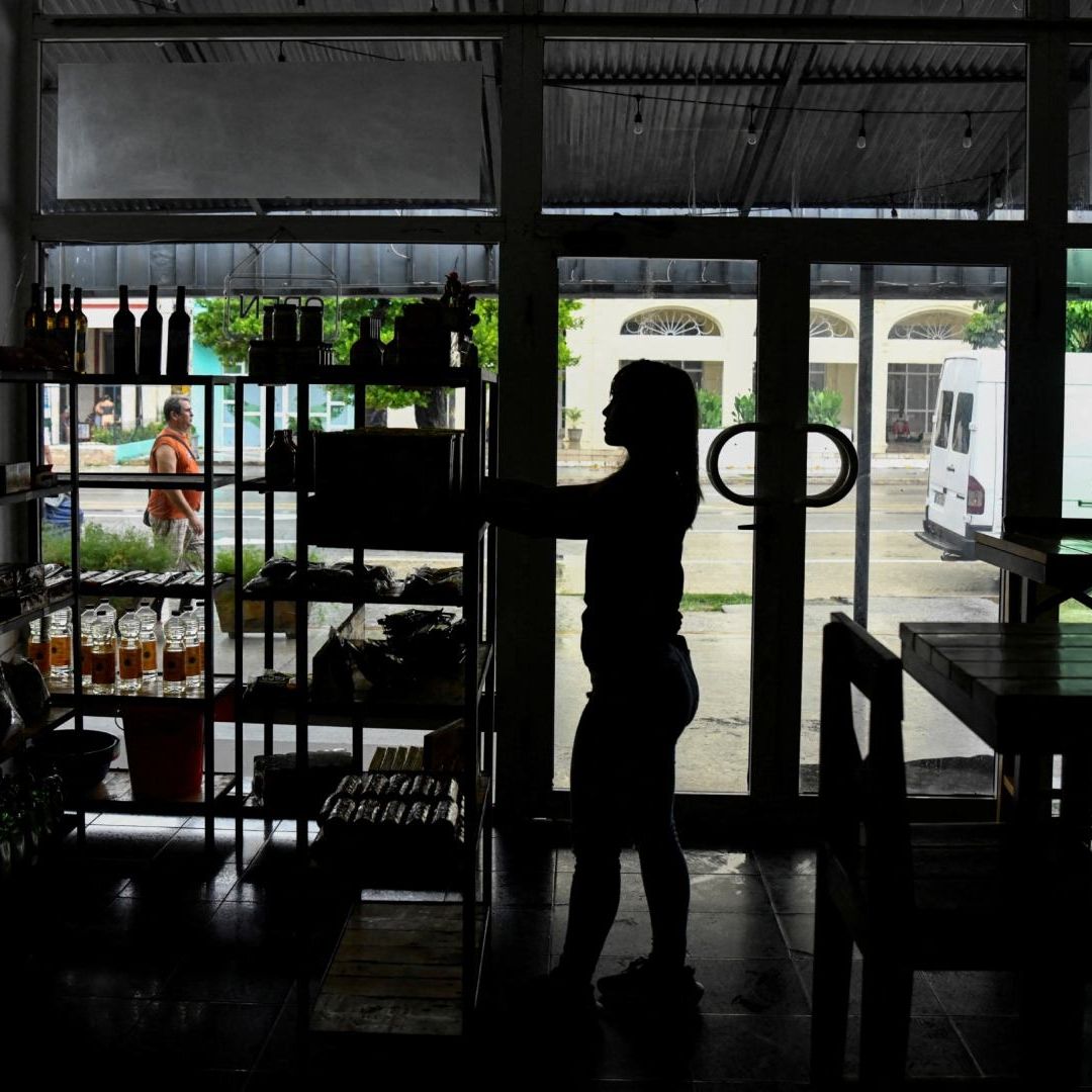Una mujer trabaja en un restaurante durante un apagón en La Habana, Cuba.