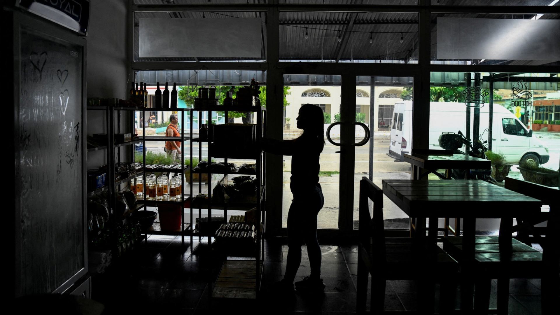 Una mujer trabaja en un restaurante durante un apagón en La Habana, Cuba.
