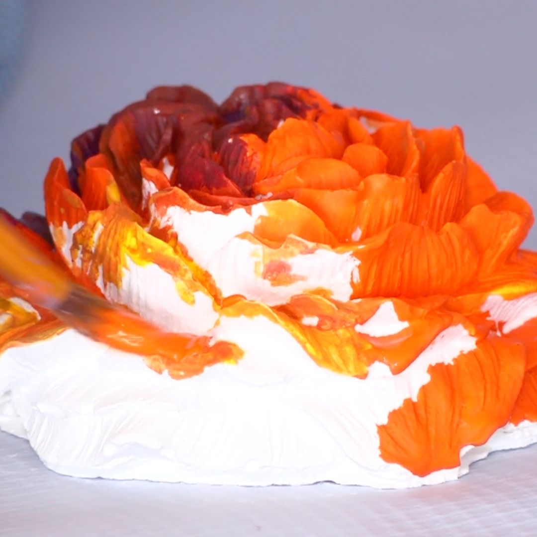 Pinceladas de tradición: Cempasúchil en yeso en taller de Puebla. Foto: Miguel Sánchez | N+