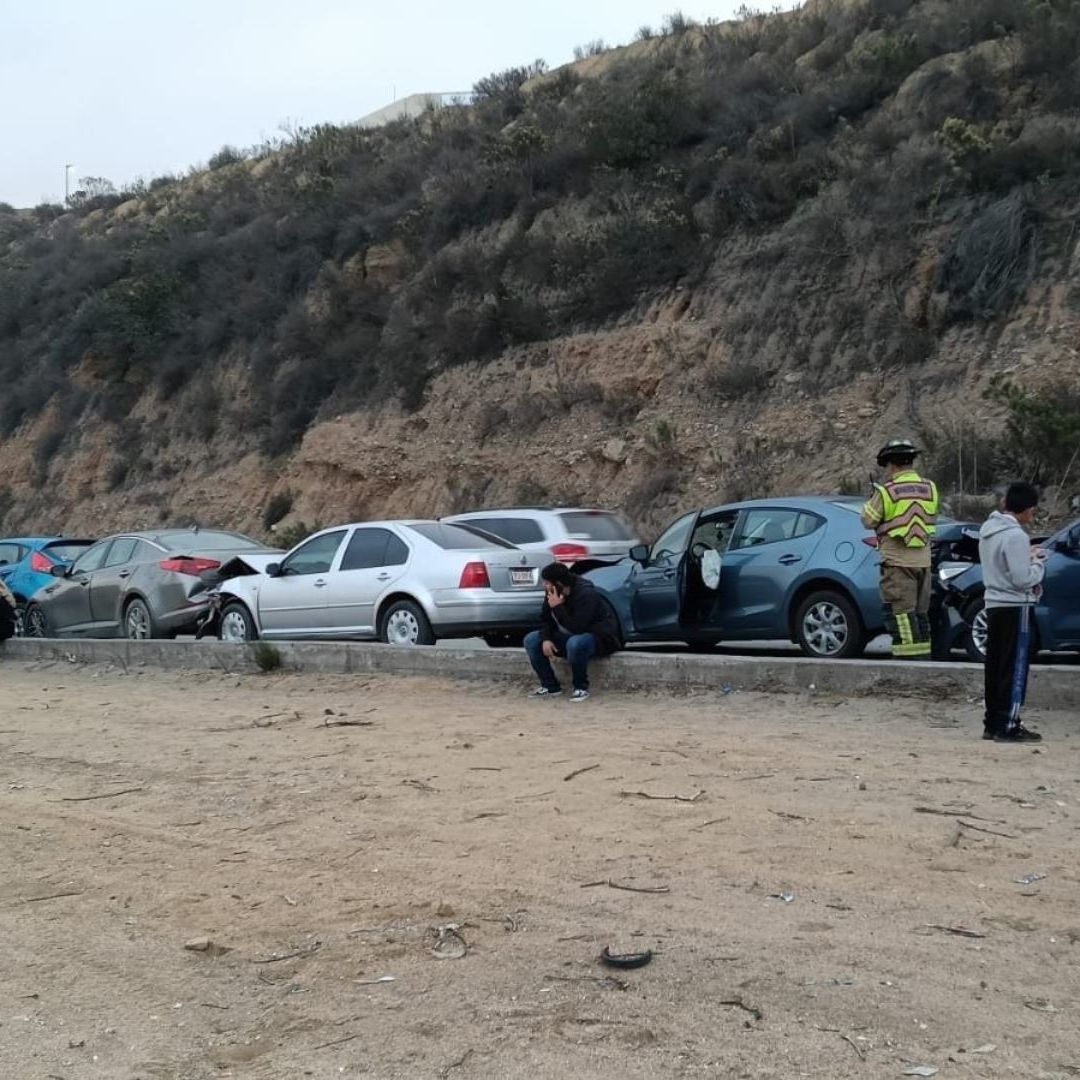Carambola Múltiple en Bulevar 2000 Deja Caos Vial en Tijuana; 10 Vehículos