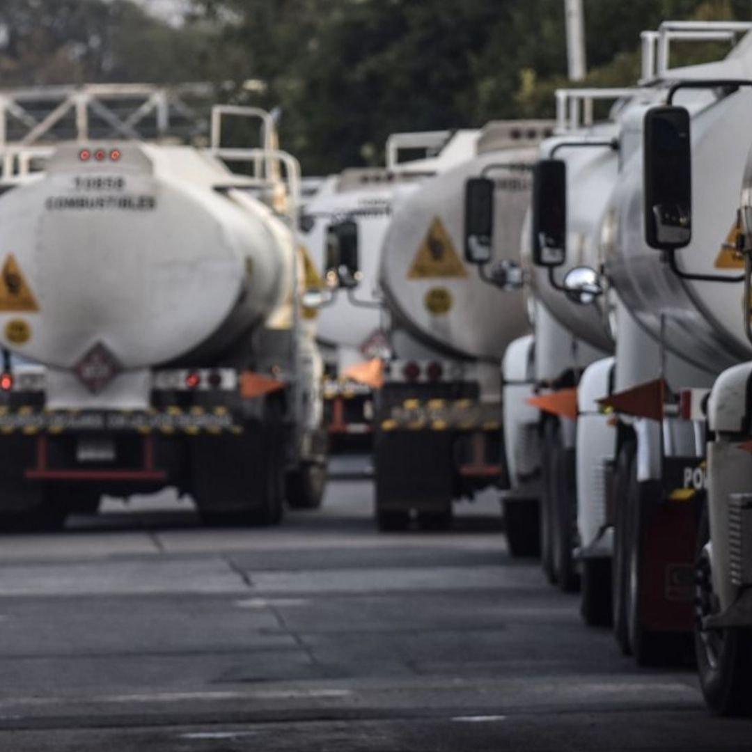 Fila de pipas de combustible