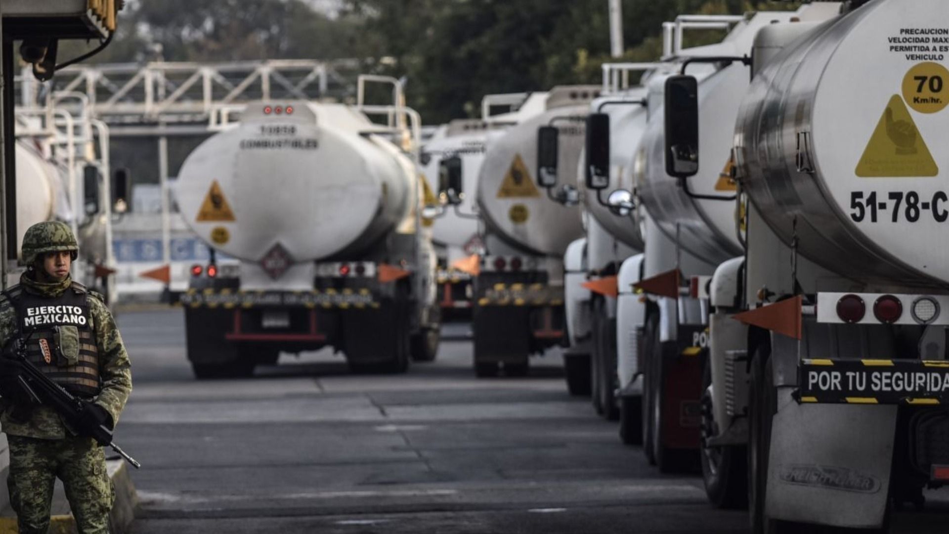 Fila de pipas de combustible