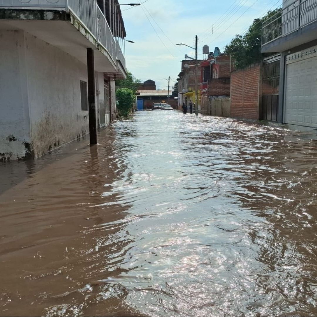 Lluvia ocasiona el desbordamiento del río Tajo en Tototlán, Jalisco