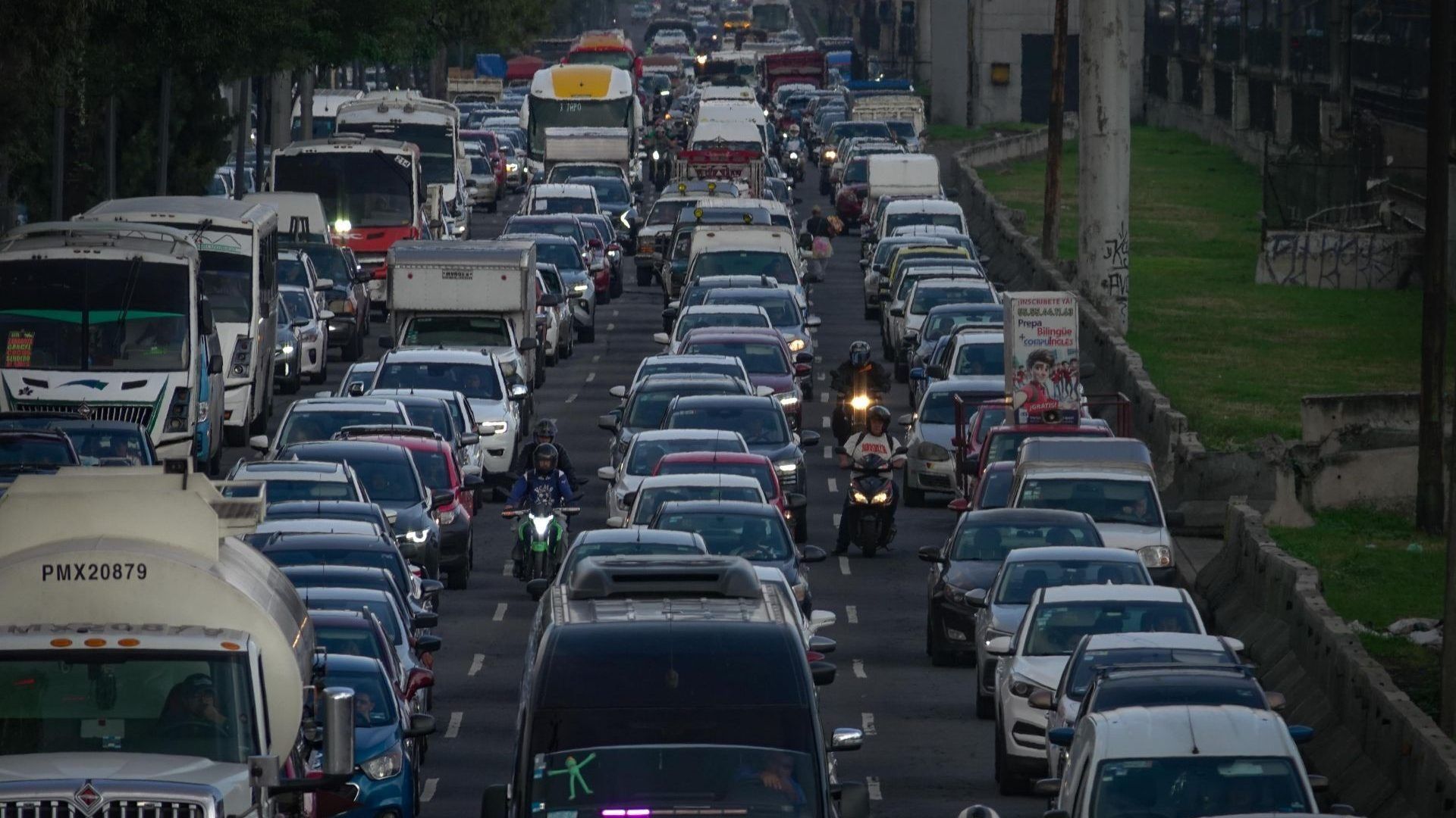 Las autoridades ambientales establecen límites máximos y alertas cuando hay contaminación elevada.