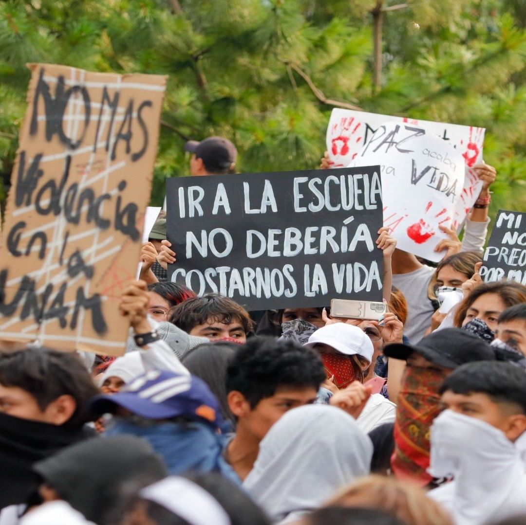 Un grupo de estudiantes con carteles exigen seguridad.