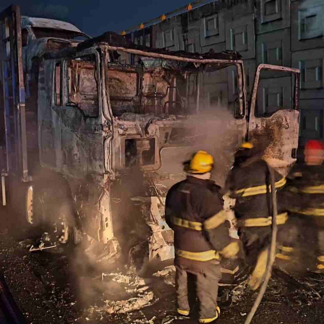 Se Incendia Tráiler con Camionetas en San Julián Libramiento Paso del Toro Santa Fe Veracruz Se Reportan Pérdidas Cuantiosas
