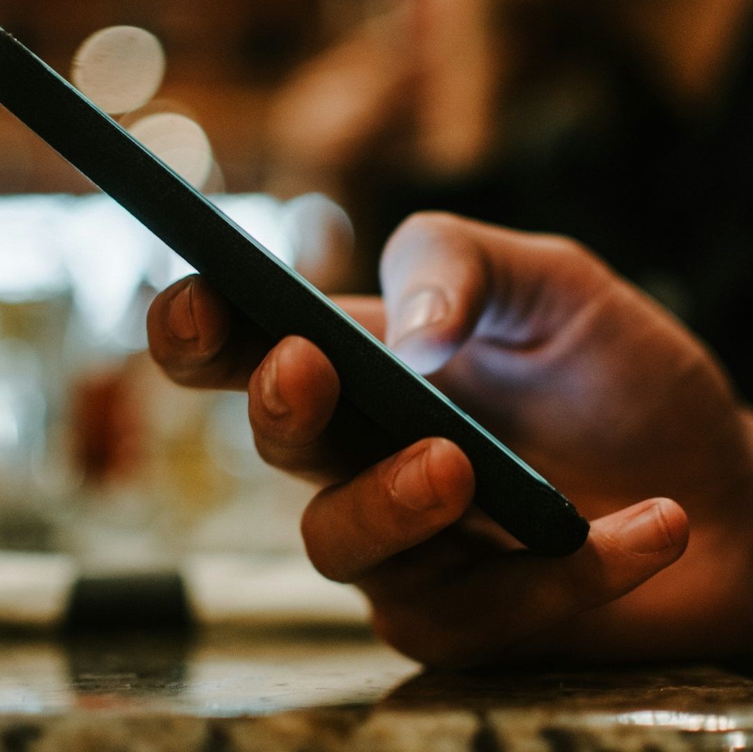 Advierten sobre compartir ubicación en tiempo real en redes sociales