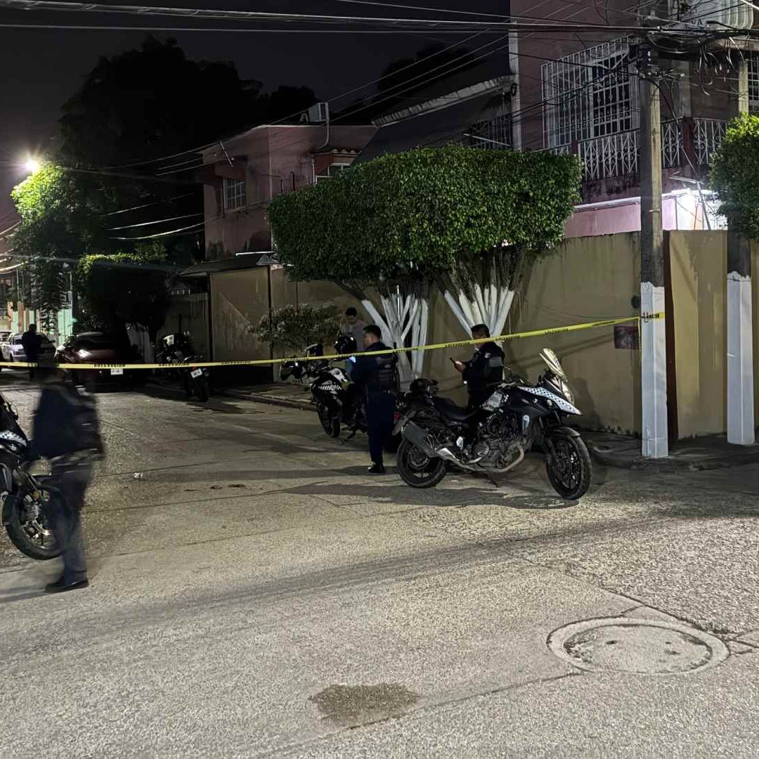 Los sujetos quienes realizaron los dispararos contra el inmueble, lograron escapar del lugar a bordo de la motocicleta.
