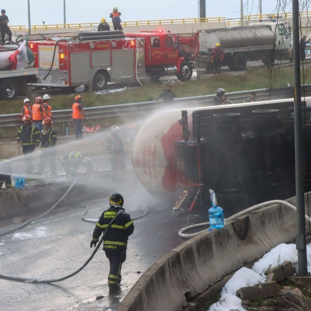 Momento en que bomberos trabajan en explosión de pipa en Iztapalapa