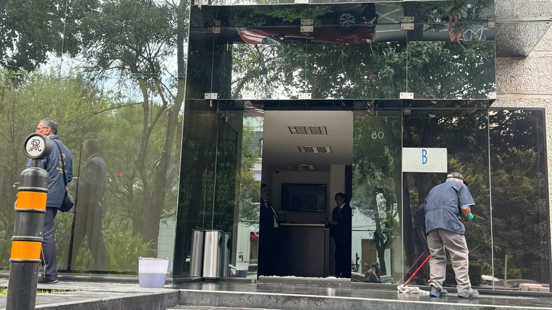 Realizan labores de limpieza en el salón de belleza Micky Hair luego de asesinato de Miguel de la Mora. Foto: N+