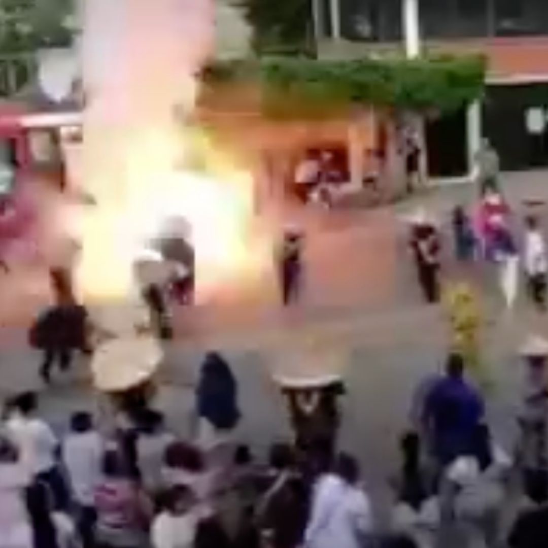 Captan explosión en festejos de San Rafael Arcángel en Acatlán de Osorio.