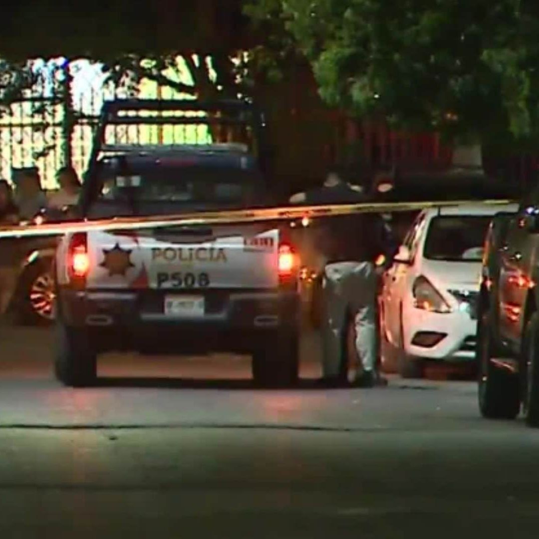Policía asegurando casa donde asesinan a hombre
