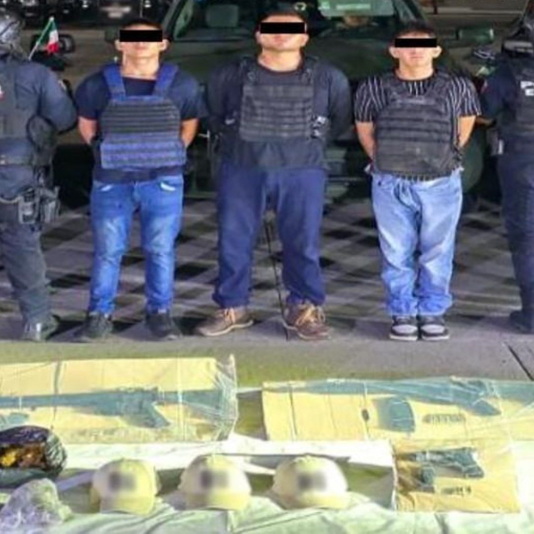 Imagen de los tres detenidos junto a elementos de seguridad